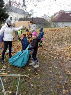 Uklízíme listí na školní zahradě.